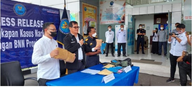 Gagalkan Penyelundupan Narkotika Lewat Ekspedisi, BNNP Banten Sita 2 Kg Ganja