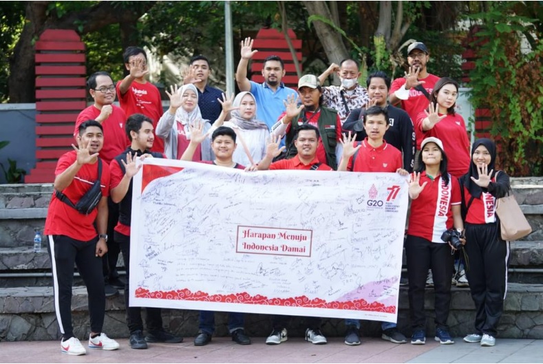 Ditjen Polpum Kemendagri bersama BNPT Bagikan Bendera Merah Putih