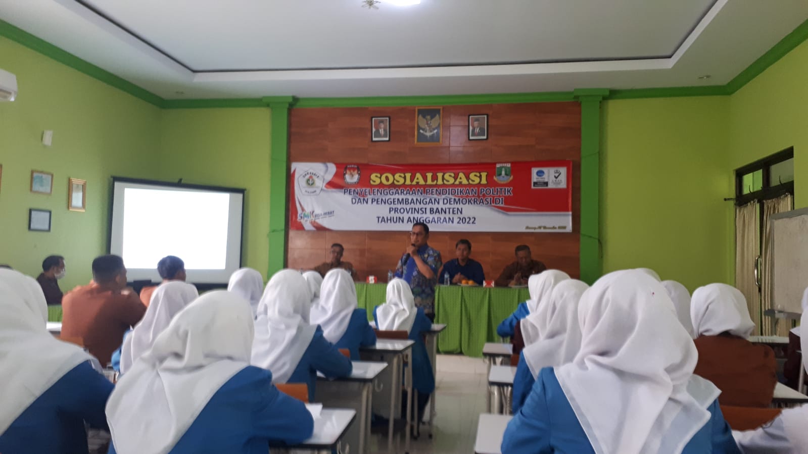 SOSIALISASI PENYELENGGARAAN PENDIDIKAN POLITIK DAN PENGEMBANGAN DEMOKRASI DI PROVINSI BANTEN