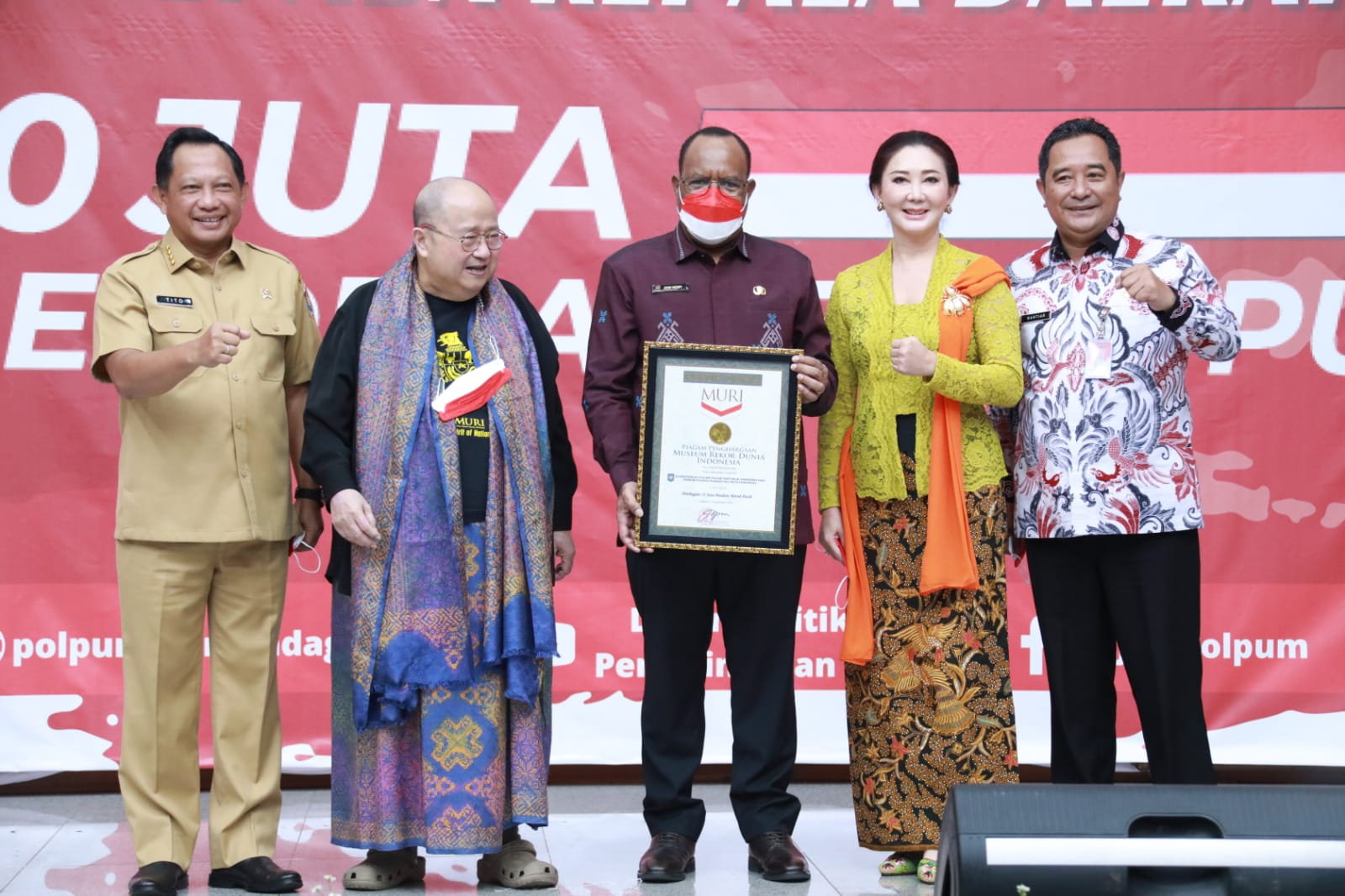 Kemendagri Terima Rekor Dunia MURI atas Gerakan 10 Juta Bendera Merah Putih