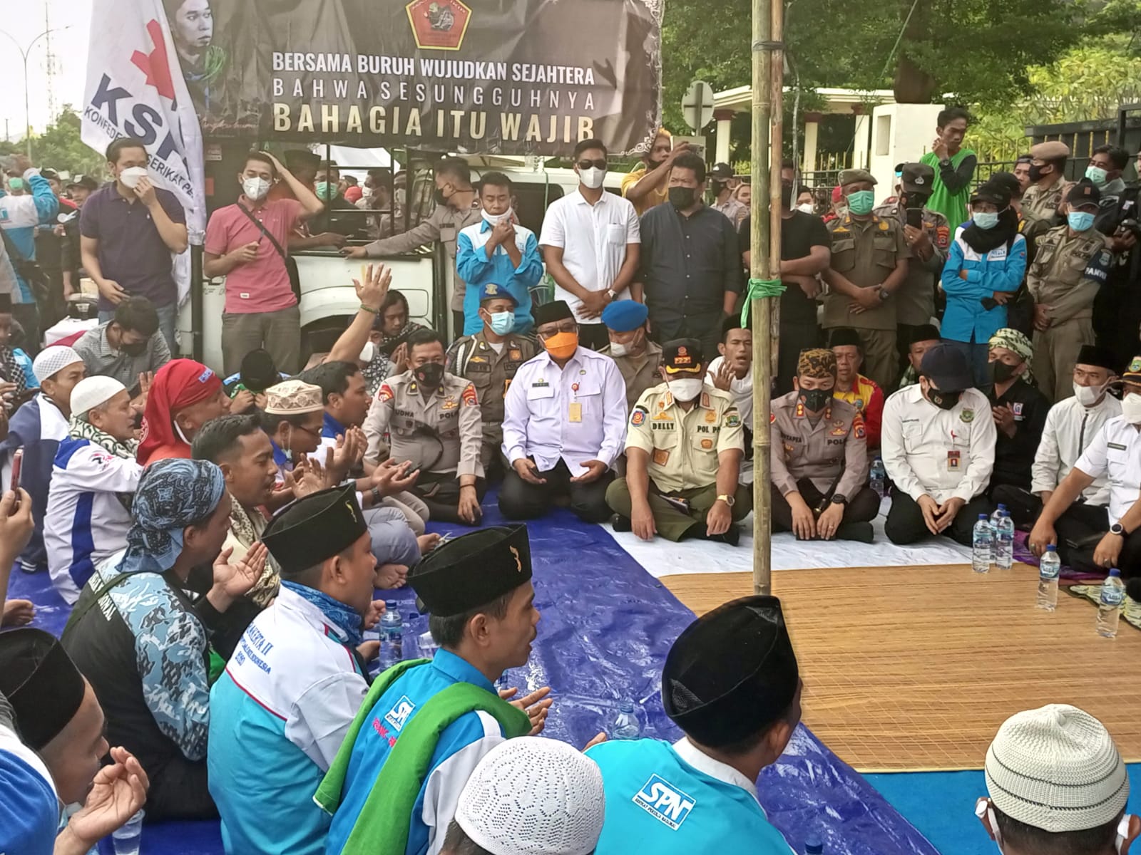 ISTIGHOSAH BERSAMA PARA BURUH DIDEPAN KAWASAN KP3B PROVINSI BANTEN