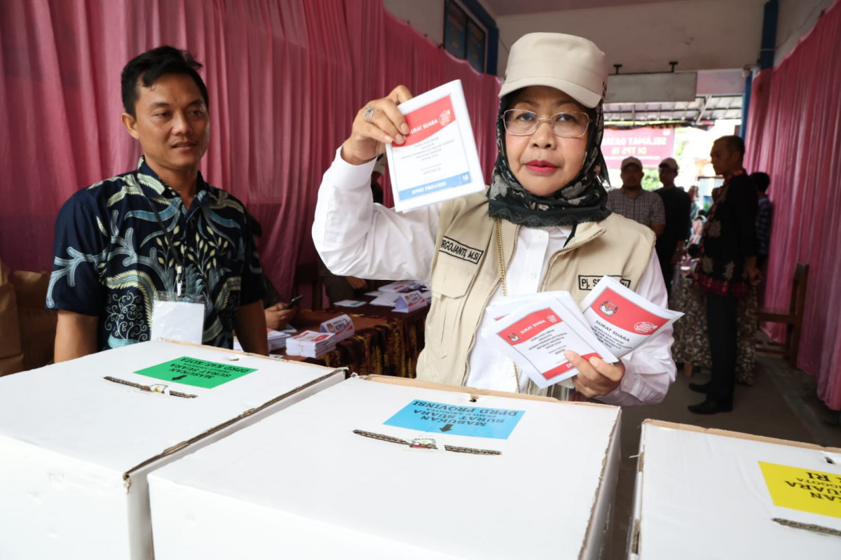 Pj Sekda Provinsi Banten Virgojanti Berikan Hak Pilih di TPS 15 Muara Ciujung Rangkasbitung