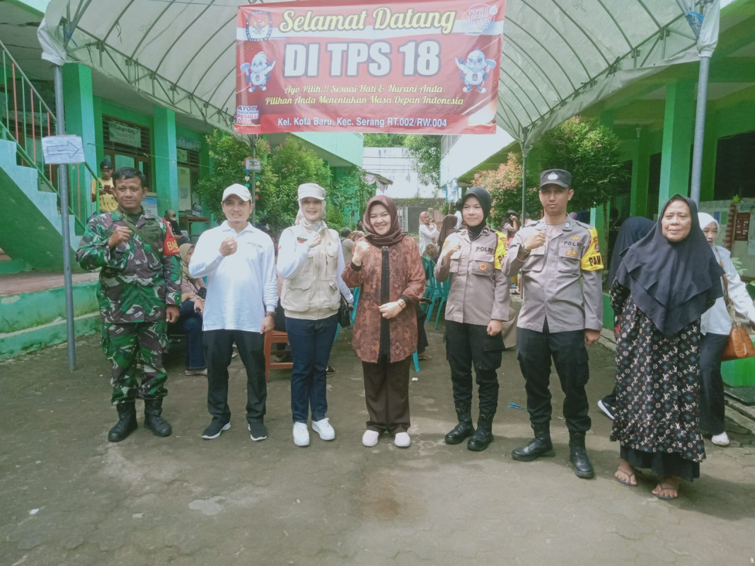 Pj Ketua TP PKK Provinsi Banten Tine Al Muktabar Gunakan Hak Pilih di TPS 018 Kelurahan Kota Baru Kota Serang