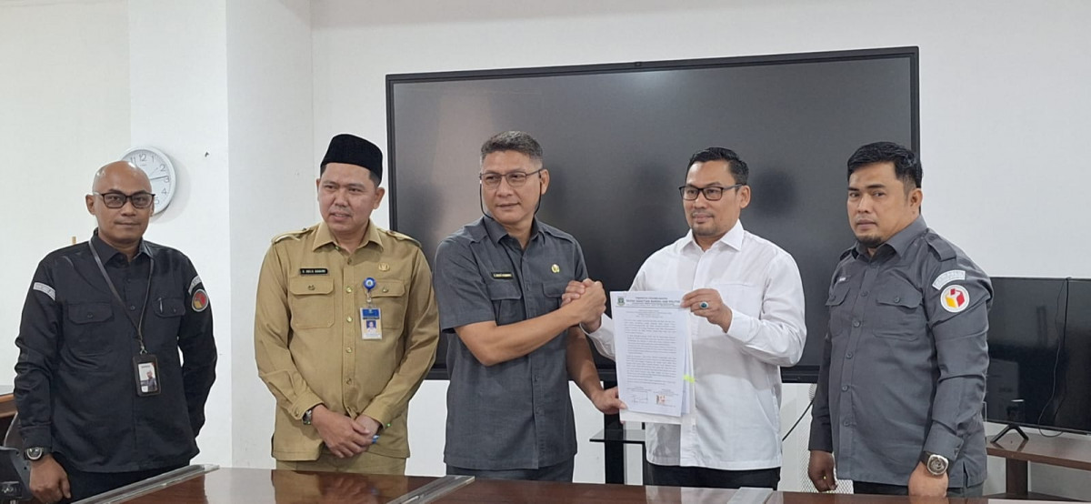 Penyerahan Berita Acara Serah Terima Dana Hibah Penyelenggaraan Pemilihan Gubernur dan Wakil Gubernur Banten Tahun 2024 kepada Ketua Bawaslu Banten